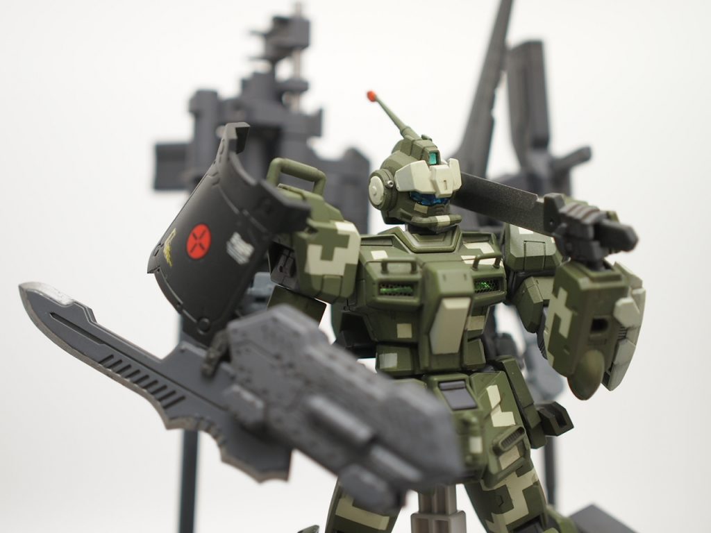 ・近接武器ポーズ
もちろんナイフは持てます。フレームアームズ轟雷付属のもの。右腕のトンファーっぽいブレードはプラ棒差込にて固定。
ドンパチだけでなく近接戦闘だって出来ますアピール。
顔の顎前にパイプをつけて顔の印象を変えています。ホッケーマスクっぽく。その他MSGのフックを貼り付けて雰囲気を変えています。
わかり辛いですが、左サイドアーマーにナイフのホルダーを装着。