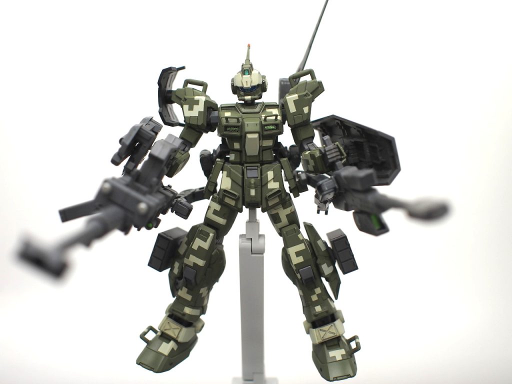 ・キャノン構え
右肩の追加装甲と左肩後ろのレーダーが邪魔でとてもポーズがつけ辛かったりします。キャノンには引き金付きなのでライフル二丁+キャノン二門同時発射は出来ません。あえてそういう仕様なんです。