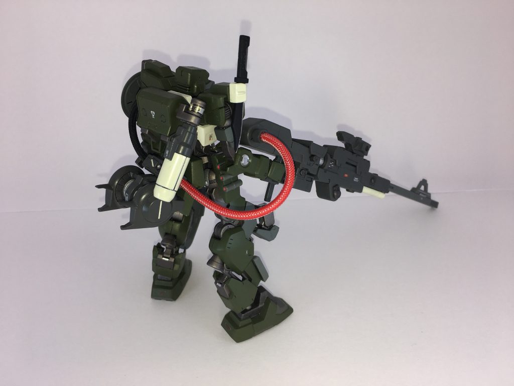 レールガンを動作させるにはリアクター1機だけでは出力が足りないため、リアアーマーにジェネレーター及びバックパックに動力源を装備する。
遠距離戦闘能力はベース機から大幅に上昇し、全MS内でもトップクラスの能力を得ている。しかしその代償として、機動性・運動性能はベース機から大きくダウンしており、汎用性は低下した。