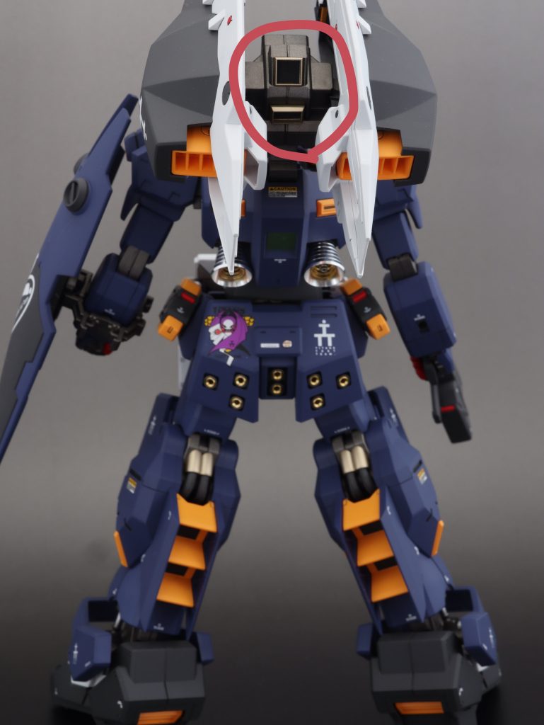 バックパックに本機では必要としない大きな接続穴？が二つ空いていましたので、少し加工してダクトを埋めこみました。設定ではここがどうなっているのかわからずじまい…