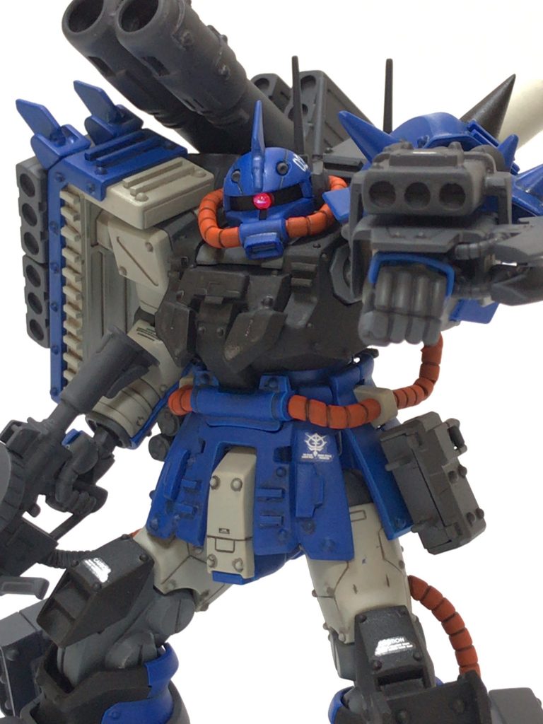 ロケットランチャーを食らえぃ!!
ロケットランチャーはザク・デザートタイプから流用し、ヒートホークはオリジンザクのものを2つ使っています。
この画像ならわかりやすいと思うんですが、頭にもしっかりザク・デザートタイプのようなバルカン砲をつけたり、太ももをオリジンザクのようなモールドを真似して筋彫りしたりしてます。元はF2ザクなのでなかなか大変な作業でした。