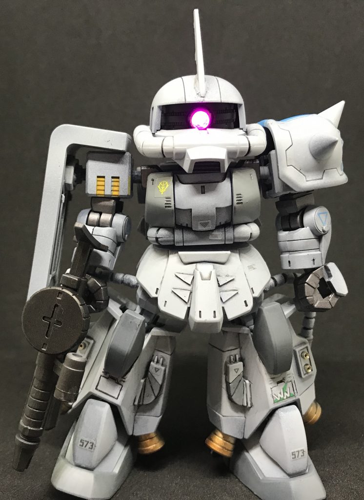 胴体、腕、頭部、足首はクロスシルエットのザク、シールド、スパイク、脚部、バックパックはHGUCのシン・マツナガ専用ザクを使用しています。