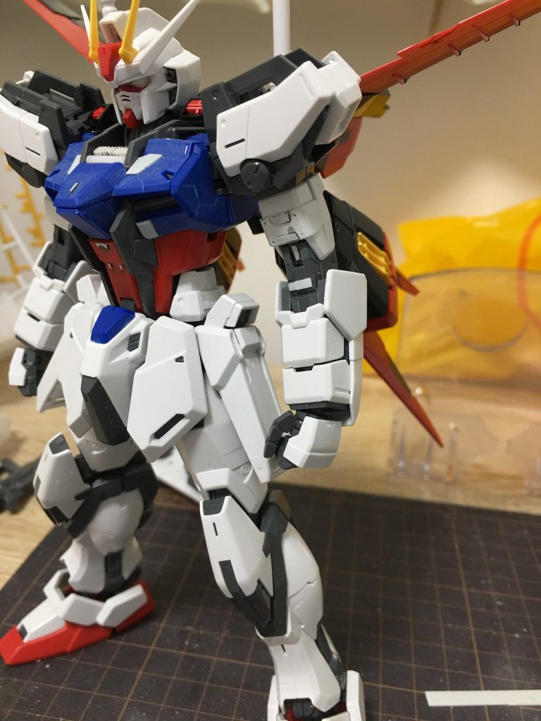 あとはプラ板とスジ彫りでディテールアップ
装甲はカットしてC面をつけています。