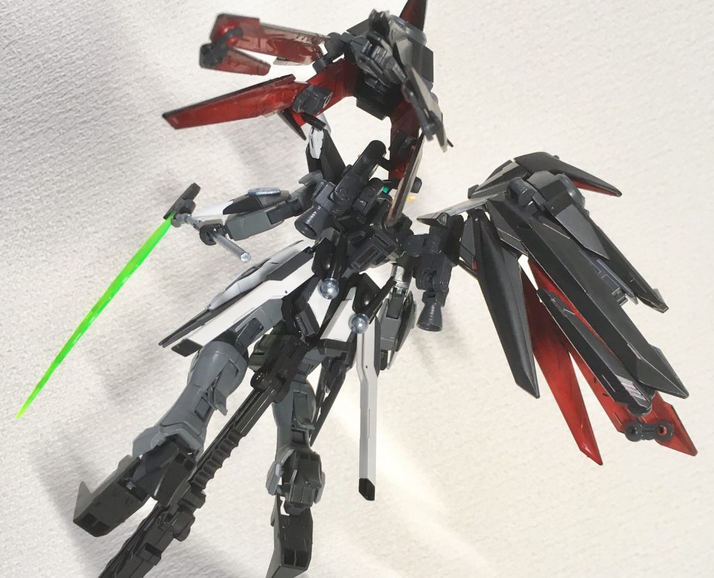 ノーネイムユニットをアクティブクロークとして使うアイデアは当初から浮かんでいたものの、肩の上に被さる位置に来るようにする背部への接続パーツが中々見つからなくて数ヶ月製作がストップ。コトブキヤのパーツの組み合わせを検証してたら丁度良い具合に可動してくれたので、やっと組み上げられました。