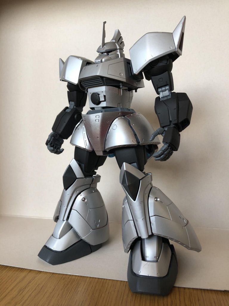 塗装途中。白部分は下地の赤を消すため銀をスプレーし、その上に白サフ、白スプレーを重ねて塗装しました。