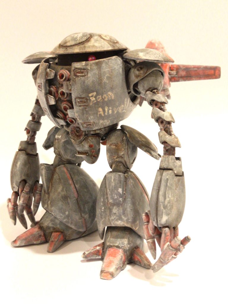 足は旧キットのズサ、指は先端をナナメに切ってからボールデンアームアームズのパーツを貼り付けていかつい爪にしました。
胸部のロケットランチャー発射口はWAVEのプラサポのパーツを整形してそのまま貼り付けてます。
股間はキュベレイの腕パーツを整形して、穴を6個あけてカプールっぽく。
サイドアーマーはHGズサの足パーツを整形して接着してます。
胸に爪楊枝でZeon Alive!!と書いてみました^_^