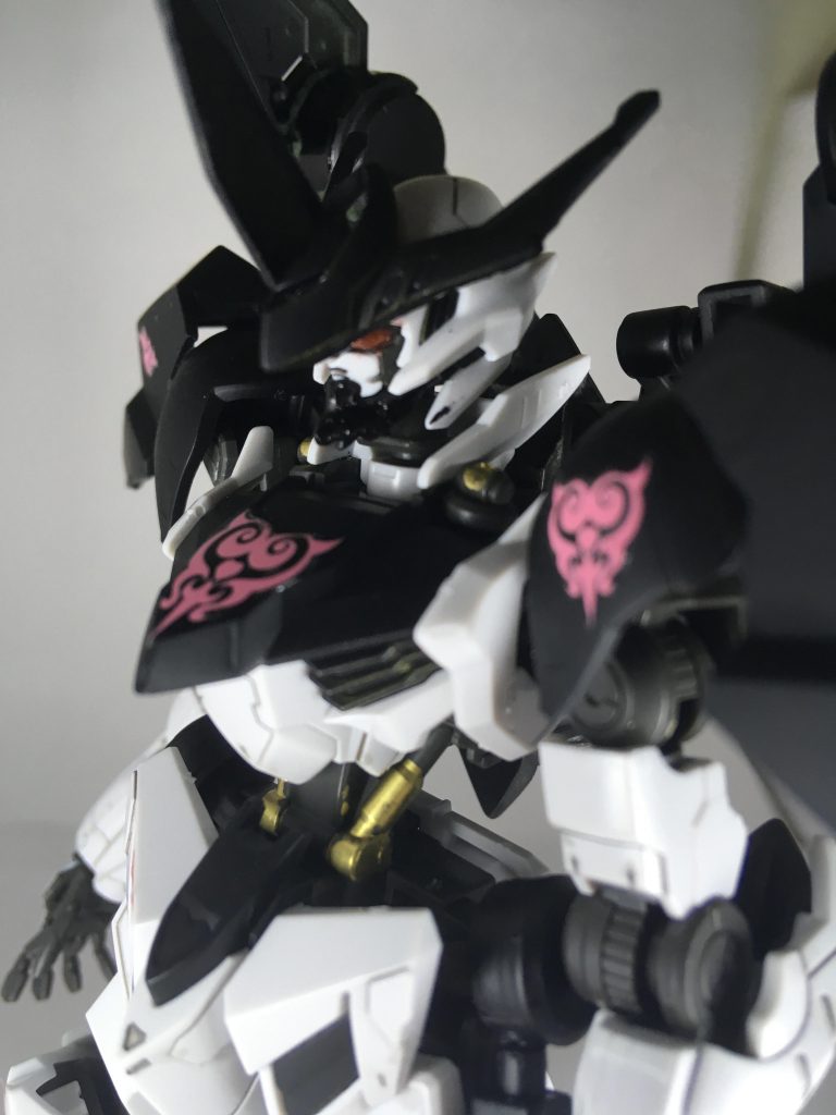 頭部には緑目と赤目があります！