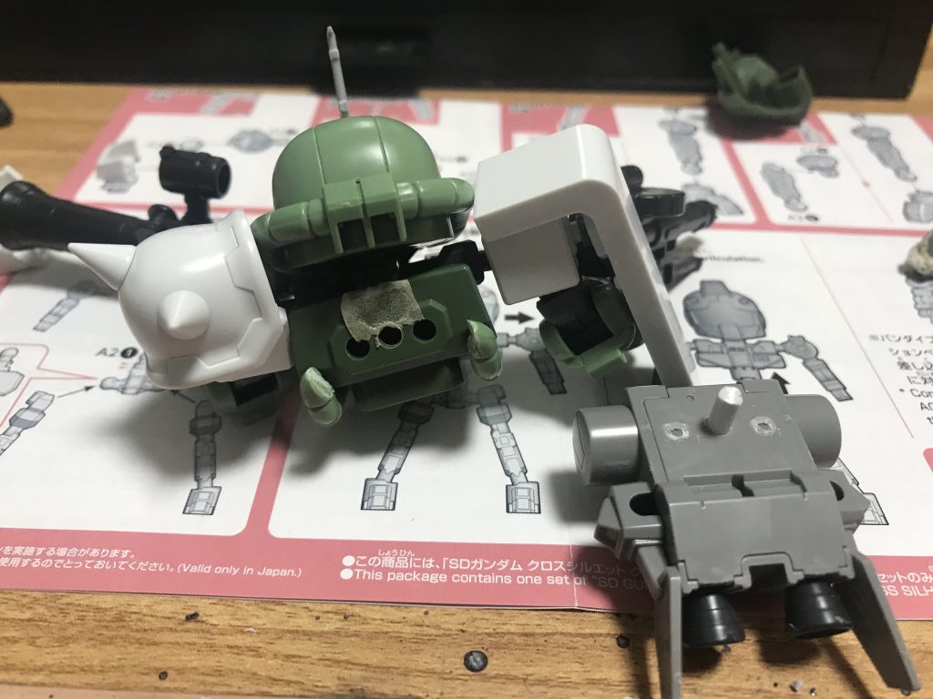 バックパックはランナーで接続軸を加工しています。