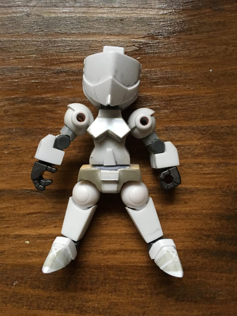 女の子SD素体。
肩幅をギリギリまで狭め、腰も細めに。(主にプラ板で製作)
顔と足の甲は三国伝の祝融のパーツを使ってみました。