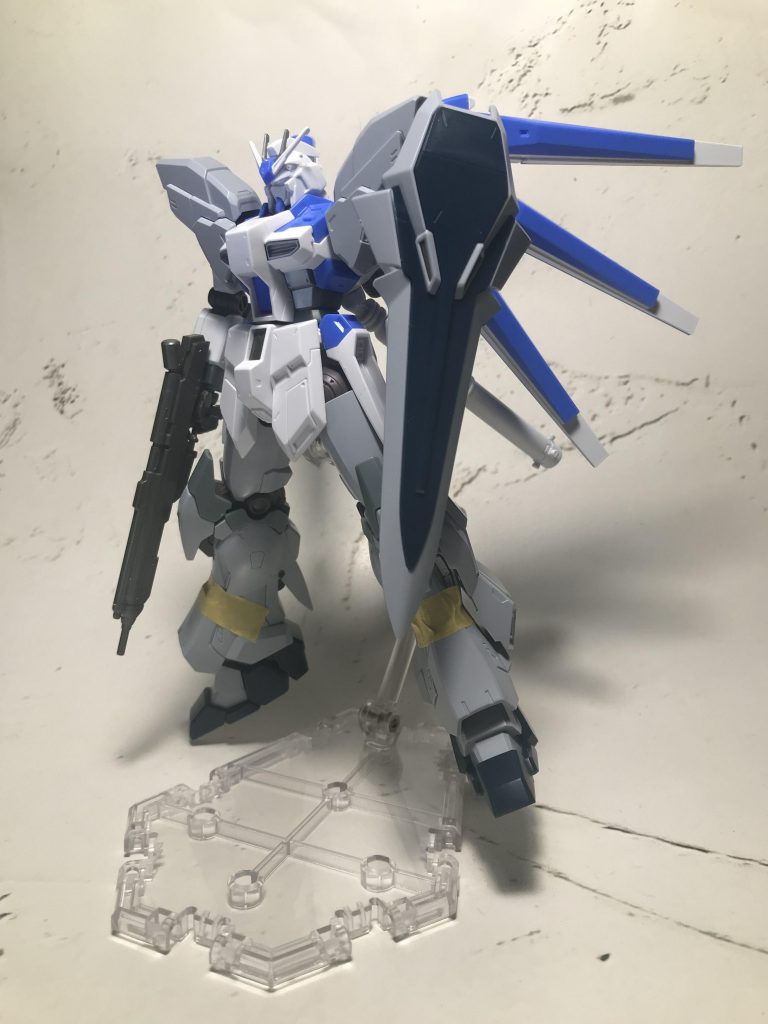 基本的には頭、胴体、腕部、腰がHi-ν、他はシナンジュ・スタインです。
特別に難しい加工などもほとんどなく、加工した点といえば、スタインの肩関節と接続を良くするために、Hi-νの上腕パーツの干渉部分を削っただけです。