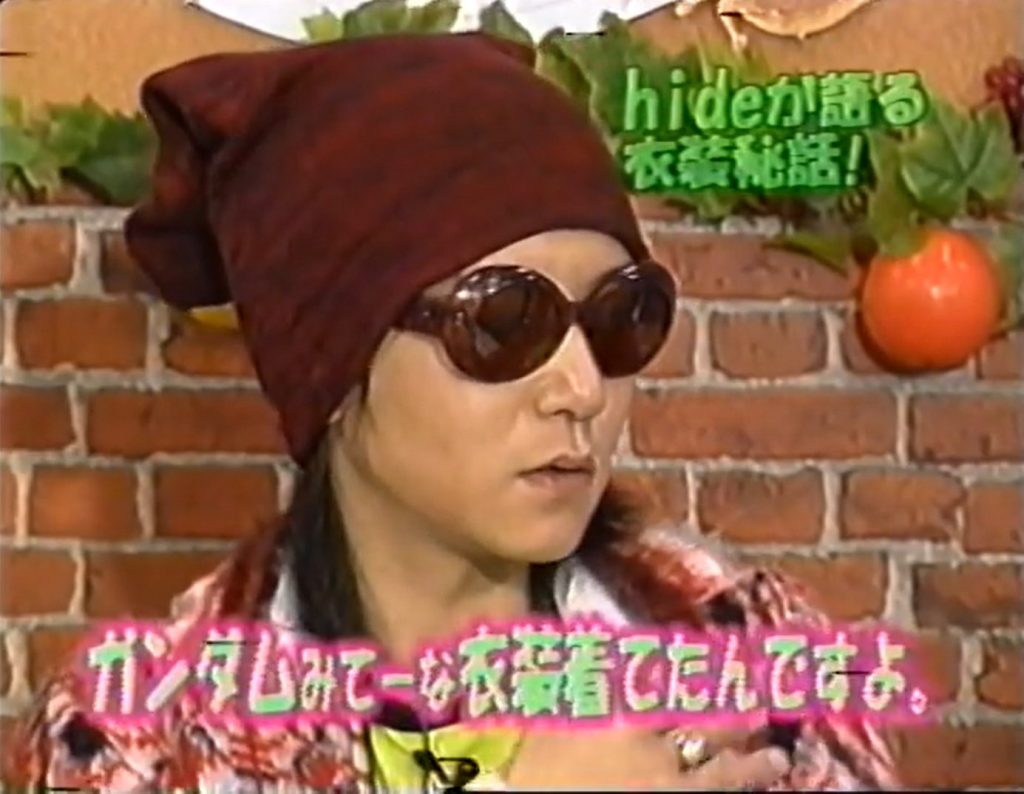 HIDEの「自分が入る前のX(X JAPAN)はガンダムみてーな衣装きてたんですよ」という言葉をヒントにHIDE専用機を作ろうと決意。