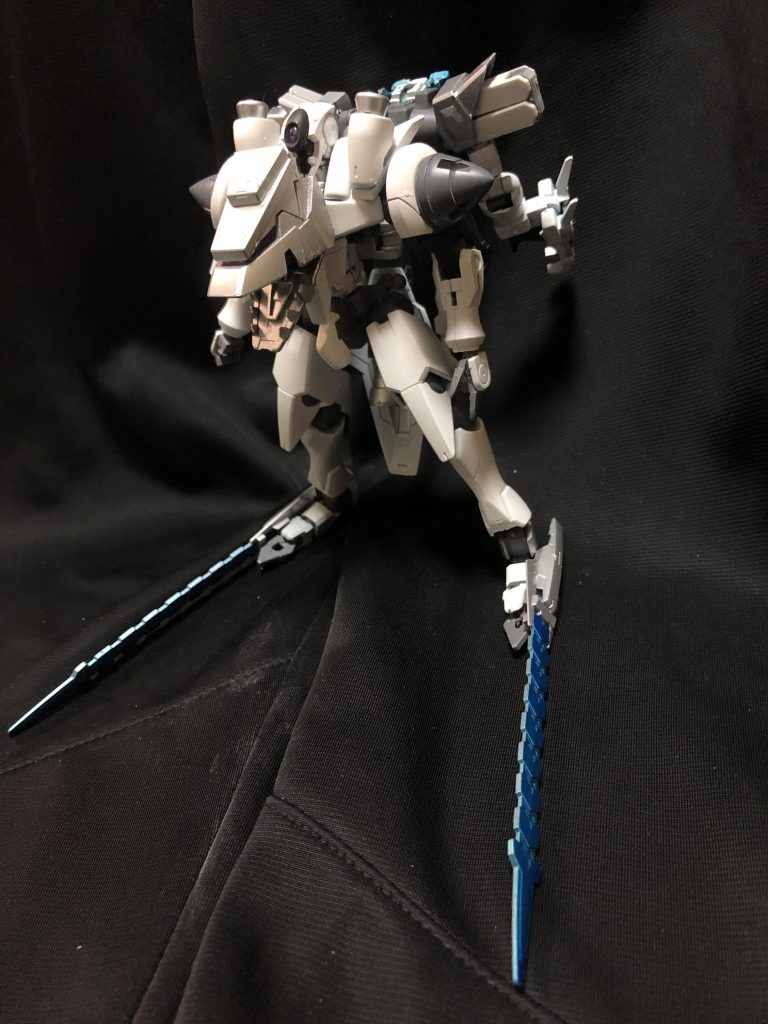 基本装備は足のブレードと胸とバックパックの左右に一体ずつ配置されてる龍の口から放つハイメガ粒子砲です。