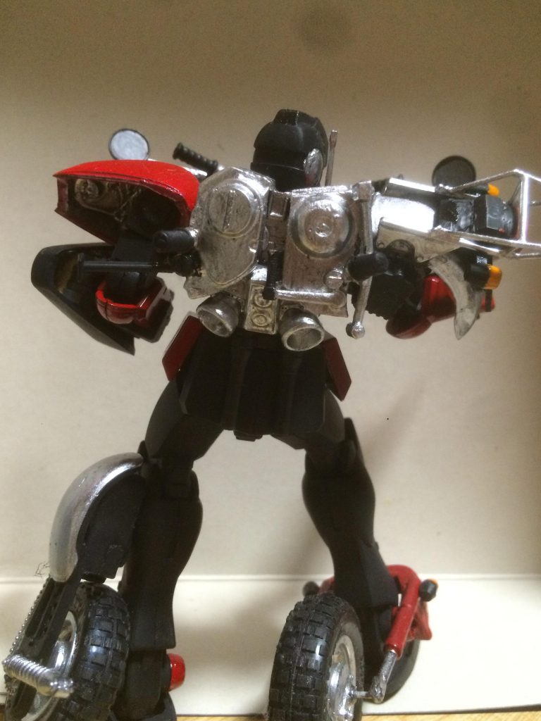 モンキーバイクのエンジンを割ってバックパックにしてる
飛べなそう