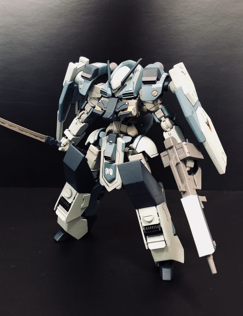 脚部増加装甲。本装備もサバイバビリティー向上の為に用意された。
ライフルカバーや脚部増加装甲はバクラザン家の一部部隊にも採用され、配備が進められている。