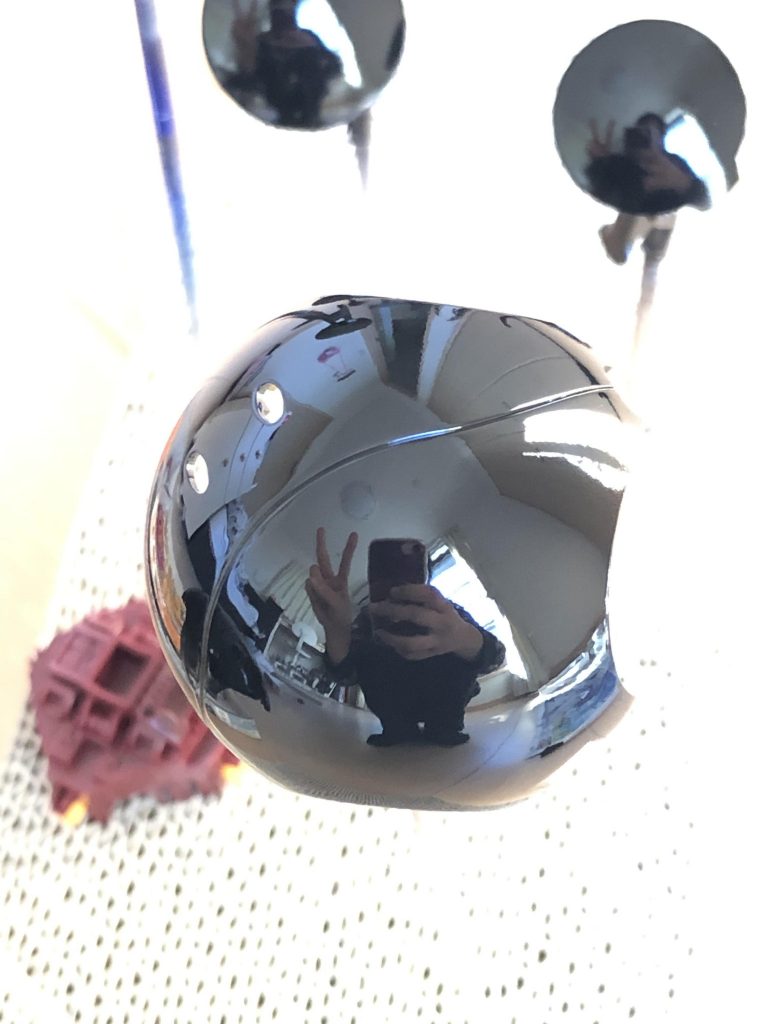 800〜1000番のペーパーでパーツの表面処理をしてから、光沢ブラックを吹きます。
ツヤツヤにします！
そのあとミラークロームを吹きますが、ふんわり、軽く軽く乗せるように吹きます。