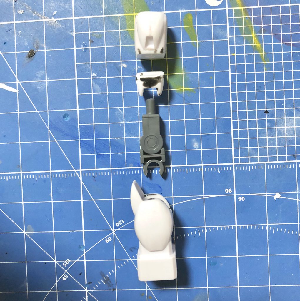 関節部はボールデンアームアームズに置き換えました。加工前の上腕部は一部関節と一体化しているので、その部分だけを切り取り、360度回転できるようにしました。