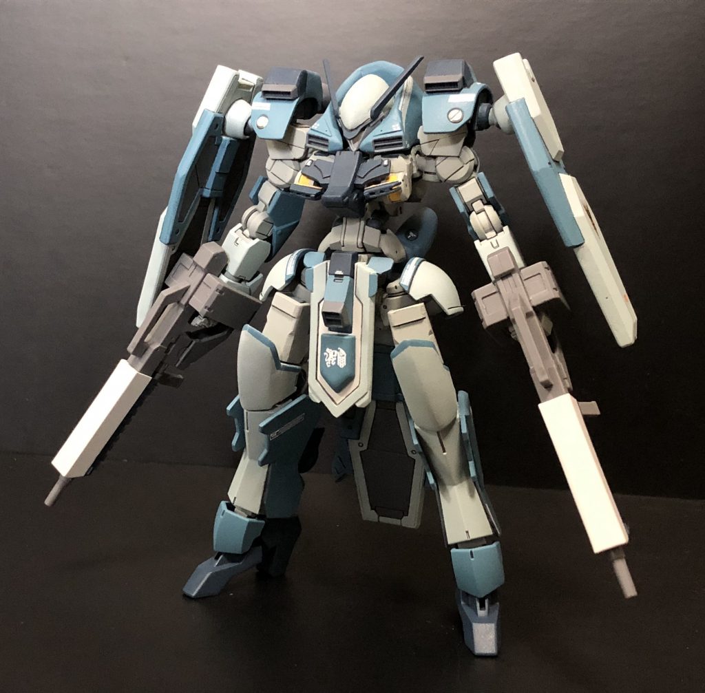［通常装備］
EB-06/n GRAZE NIVRHEIMは、複合兵装「スノウバニィ」の試験運用に耐えうる剛性と拡張性を持たせた、EB-06の改良機で有る。EB-06同様グレイズフレームでは有るが、胸部のフレームのみ専用の物に置き換えられており、上半身のバランスが改められている。