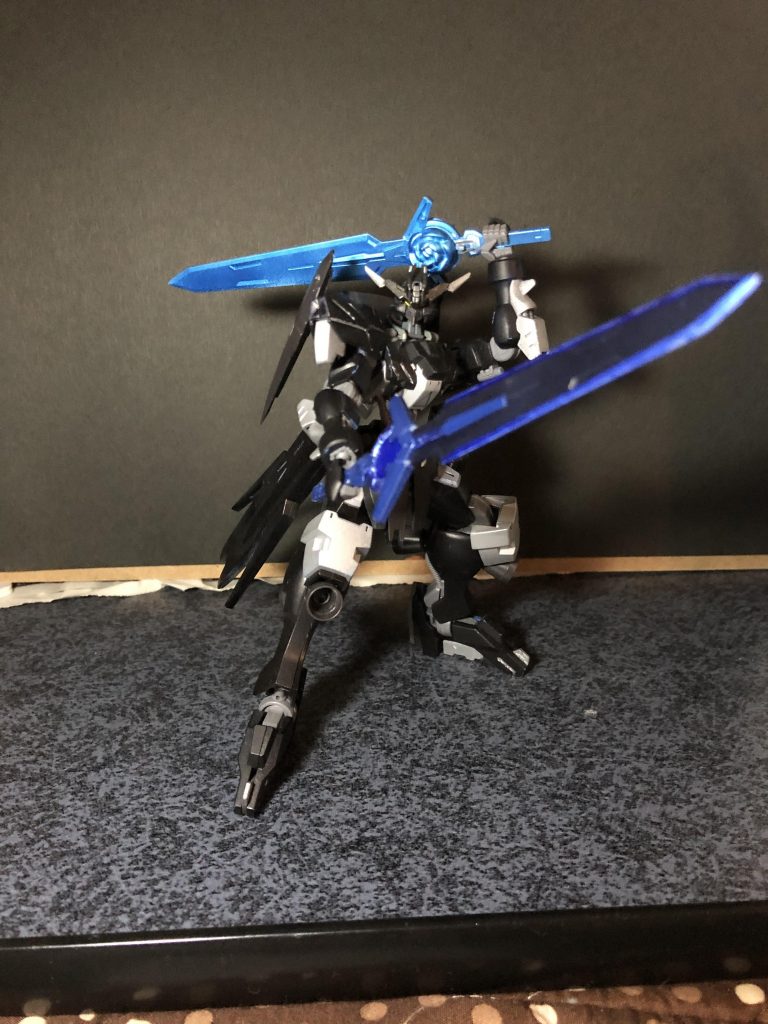 右手はナイトスカイソード。原作を読んでいた頃は黒一色のイメージだったのですが、アニメ本編で単色ではなかったので、刃や鍔部分にブルーを足しました。