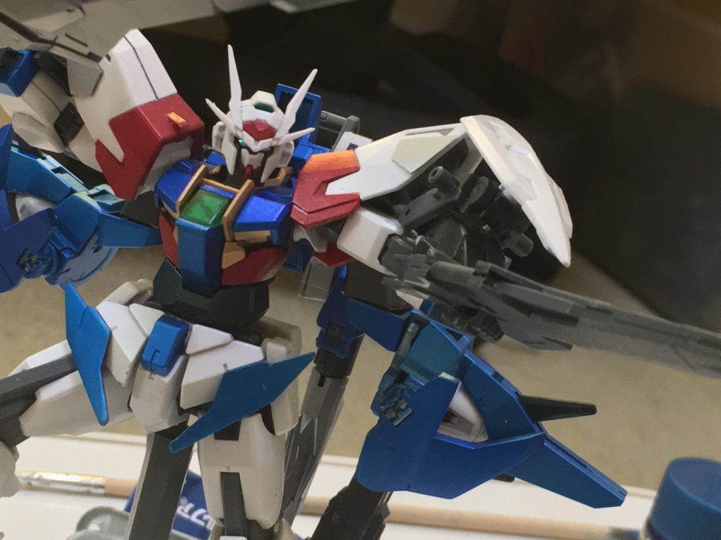 シールドはSDエクシアの物を。
GNドライブは肩に干渉してしまうため、180度回転し可動の幅を確保しています。