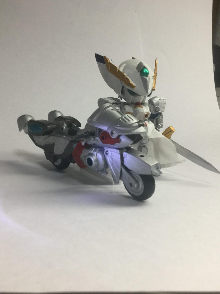 「ウーンドウォート・モータード・フルドド」
あの聖剣使いなら鎧っぽいバイクも欲しい！てな感じでバイクも作りました。
ちょうどマシンライダーの発売日ぐらいに思いついたので良かったです