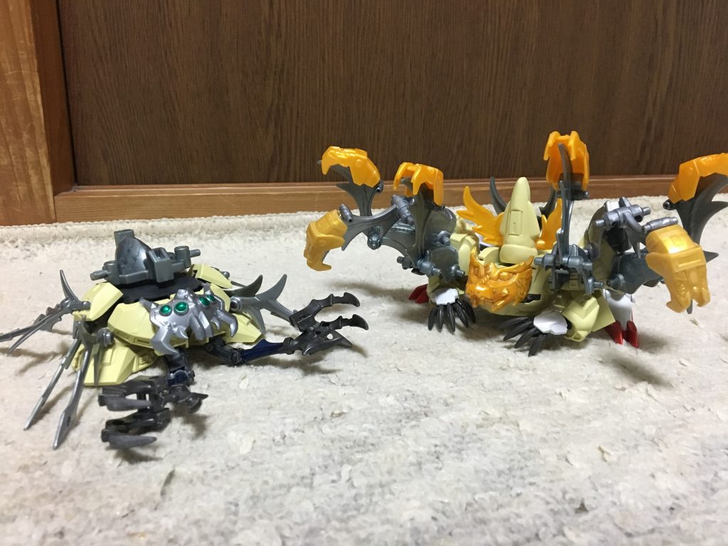 ふとした瞬間に、2体の分割形態を思いつき、クモとガマにしました。ガマの手足にHGルプスレクスを使用。クモ足に郭嘉の剣をセット。