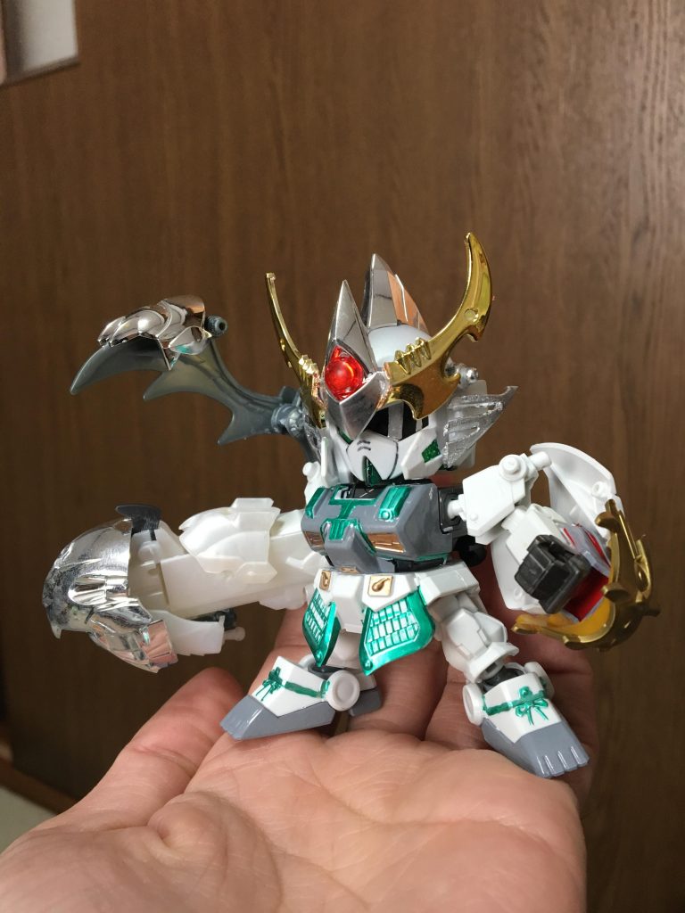 僅かなヒマを拭い一気に進めました。
左目をゴーグル風に。
左手に盾を、右肩に鎌を追加。
今回もマーカー塗装+水性半光沢トップコート仕上げです