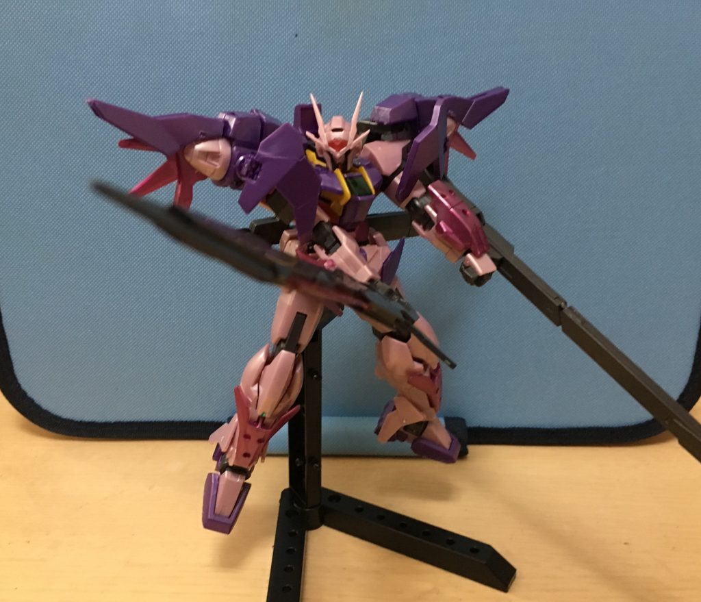 ガンダムダブルオーオーバルイリス
1号機と2号機の中間の性能を有する3号機 本機は1号機や2号機の倍の粒子放出量だが活動時間は長いという謎の設定を持つ 本機の戦い方は格闘が主である 殴りや蹴りをする時は紫のGN粒子を拳や足先にまとい攻撃する
機動力はトランザムに匹敵し、加速時は残像が出ると同時に光の翼を展開する
武装:GNヘッドバルカン×2
GNビームライフル×1
GNビームサーベル×2
GNエクスカリバー×1
GNロングランチャー×1
GNナックルバースト×2