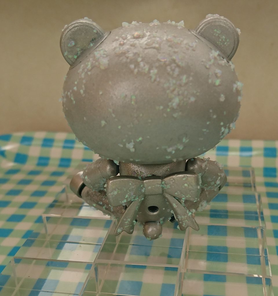 後ろも同じようにオパールフレークをまぶしています。