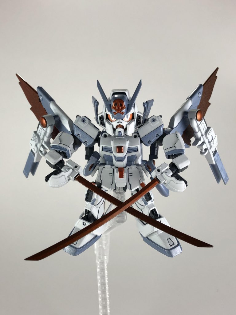 光の翼・M.E.P.E.併用モード・「アクアドライバ」。この機体の最大の武装で、光の翼とM.E.P.E.の併用による「質量を持ち続ける物体」と「機体性能の向上」が図られています。「機体性能の向上」は光の翼による加速、翼の操作、M.E.P.E.の性能向上が挙げられます。「質量を持ち続ける物体」は高速移動時に塗装剥離ではなく光の翼のビームを残し、分身を一時的に作り敵機への攻撃を可能にしています。作り出した分身の操作は使用者の操作でないと動作しません。加えてエネルギーを大量に消費するため、エネルギータンクとの併用が必要不可欠です。