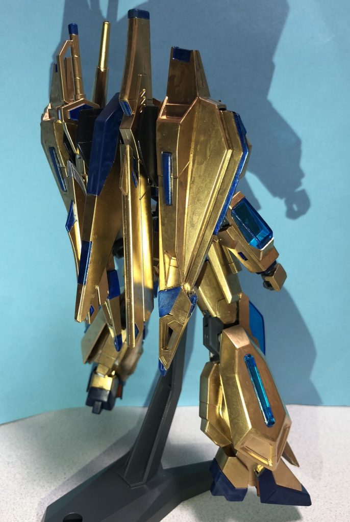 バックパックはデスティニーガンダム風のウイングユニットに代わり、Zガンダムのフライングアーマーを流用したパーツで構成されている。
フライングアーマー内側には、アロンダイトと長射程ビーム砲、ビームブーメランがマウントされている。
一見デチューンにも思えるカスタマイズだが、隙の無い武装によって機体運用性はむしろ向上している。