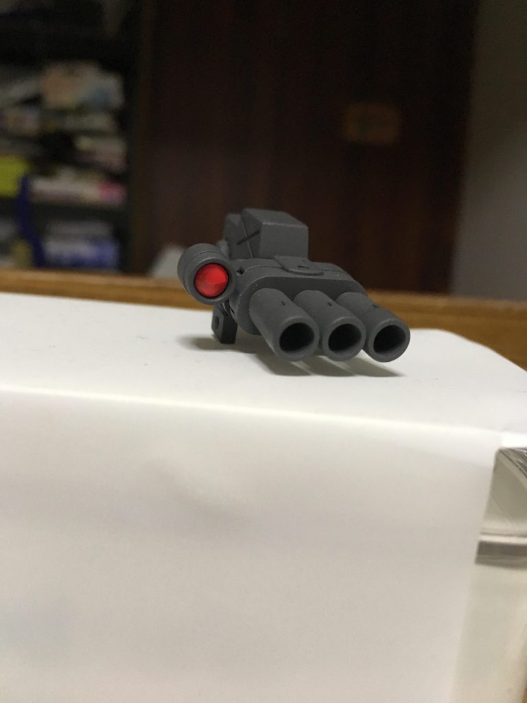 三連装ガトリングは砲身を切り離し、サイトレンズはHIQパーツのメタリックシールとUVジェルにて再現。