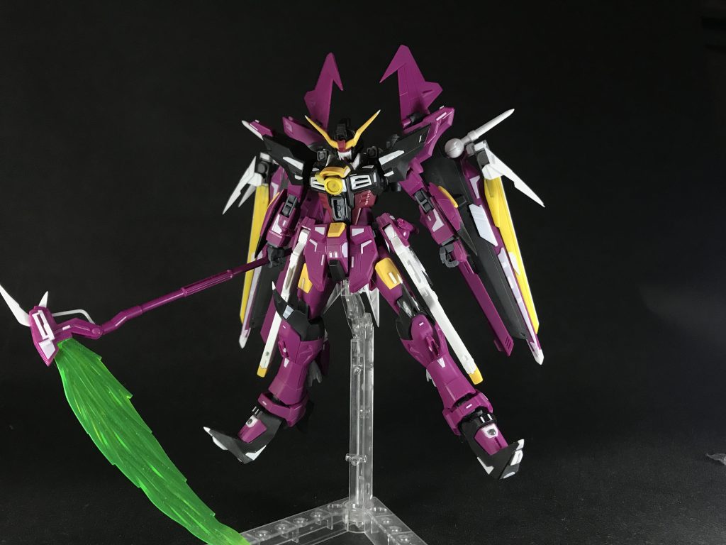 HGのウィングやAGE-2マグナムのパーツ、プラ板やジャンクパーツを使いまくって死神風にできた時です。