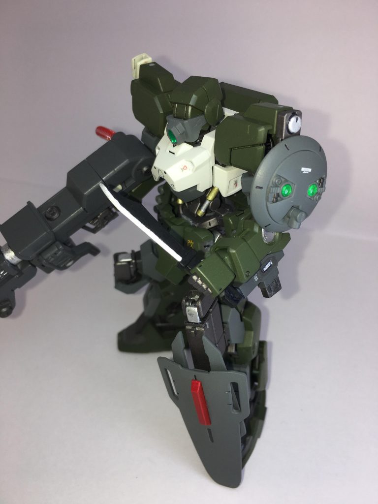ナイフ
本機専用のナイフ。基本的に近接戦闘は考慮していないため最低限の装備として本装備を右肩にマウントする。突くよりも切る事に向いたデザインを持つ。