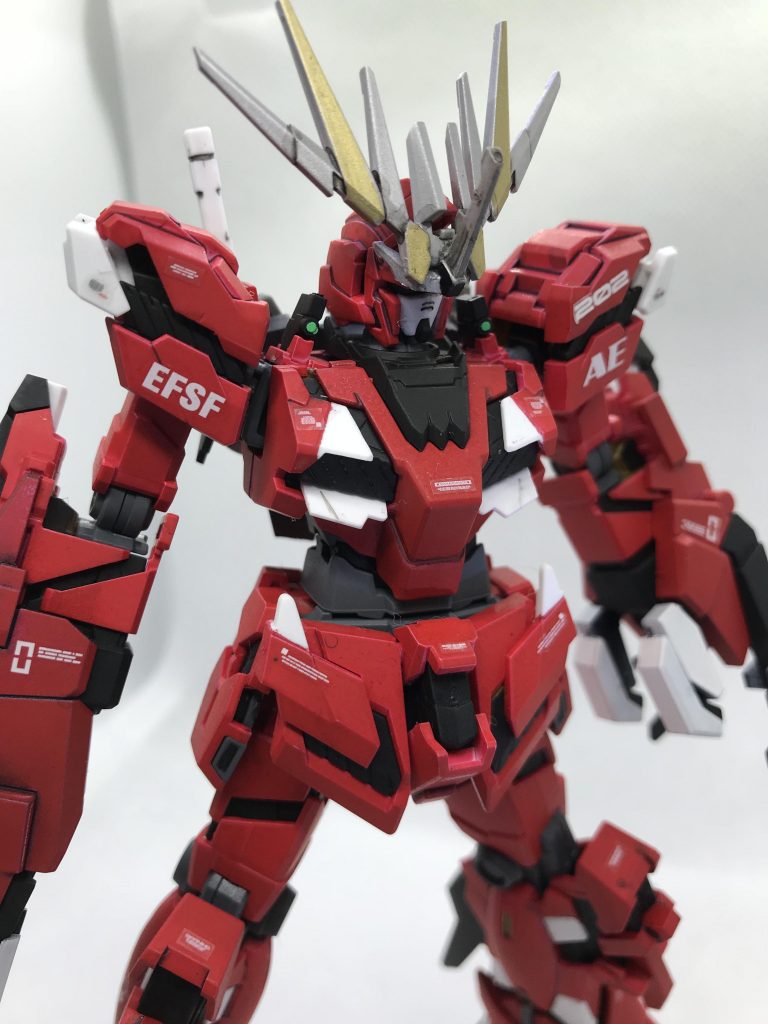 ブルーセカンド、サーペント同様にコックピット周りにはサイコフレーム、さらにはクローン研究の過程において造られた人工ニュータイプが仕込まれている。