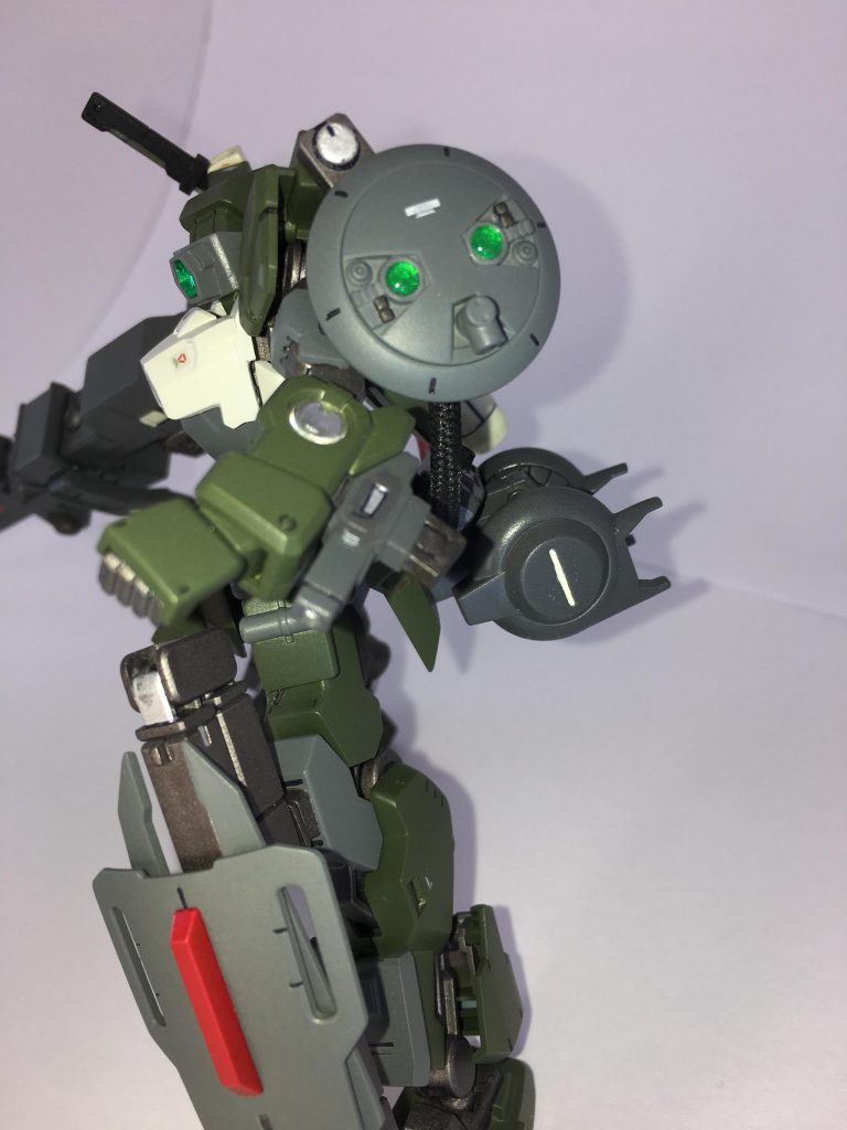 腕部ショットガン
左腕に直接装備した近接武器。万が一敵に近付かれた場合用に装備すり。スラッグ弾で装弾数も多くはないため考えて使う必要があるが、一般的なライフルよりも至近距離での威力は上である。