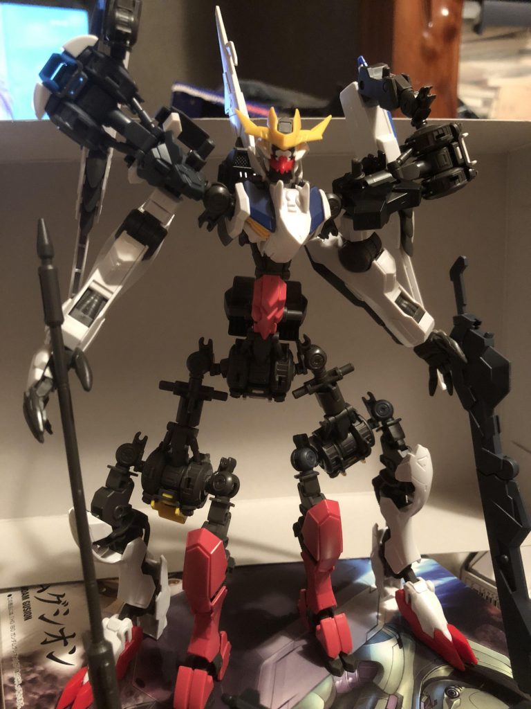 この段階ではまだバルバトスっぽさが残ってます。しかし作りたかったのは最高の異形。よって、腰にグシオンの胴体を付けることに。