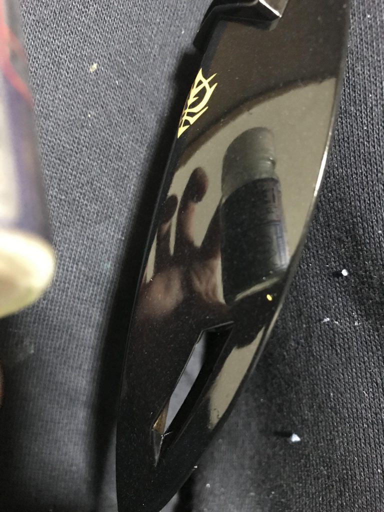 シールドも映り込みするグロス仕上げにしています。