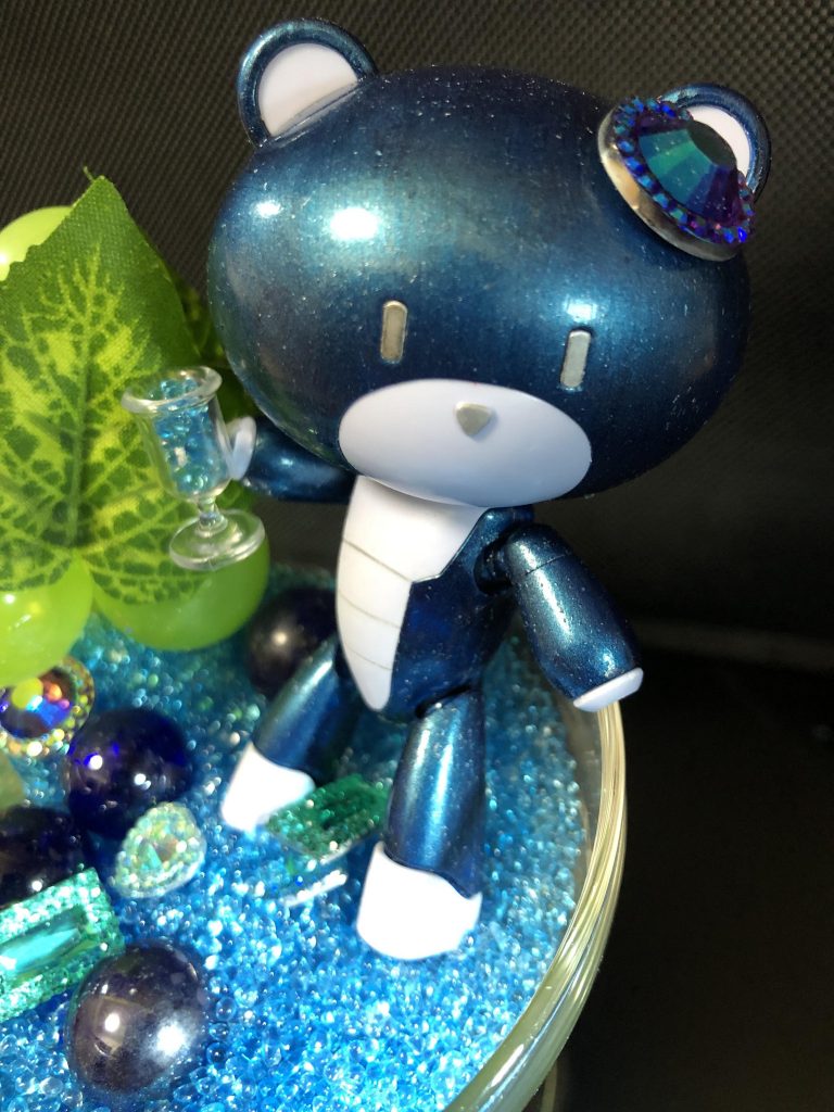 サファイアプチッガイさんはメタリックブルーの簡単仕上げ。持っているグラスはシルバニアファミリーから。
小物は100円ショップのseriaで集めてきました。