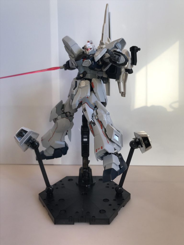 NT-D起動時には、全身が通常よりも赤く発光する。
また、通常時でもファンネルは使用できるが、NT-Dを起動しているとまるで生きているかのような動きをする。