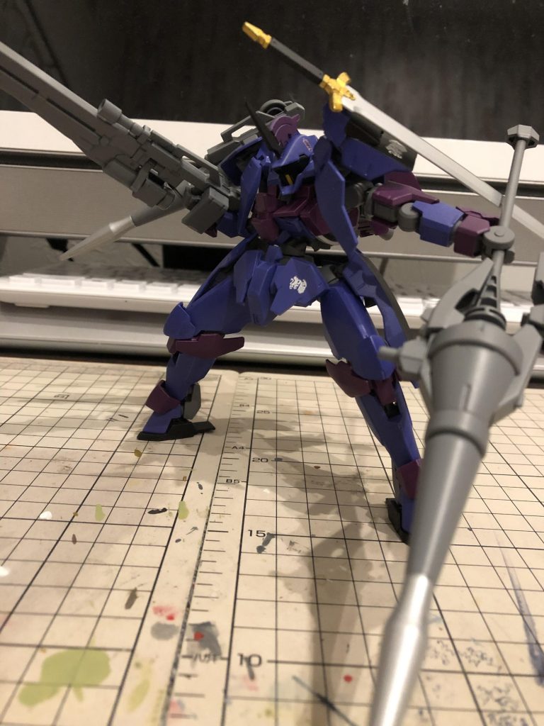 フル装備状態

ハードポイントが肩アーマーにある為、複数装備可能
この状態だと取り回しが効かなくなるため熟練した操縦技術が必要となる