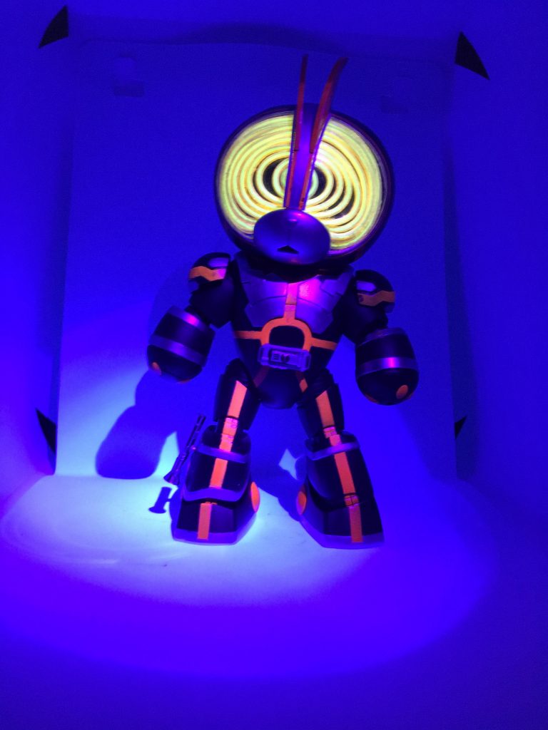 赤のラインはブラックライトに対応した塗料で。