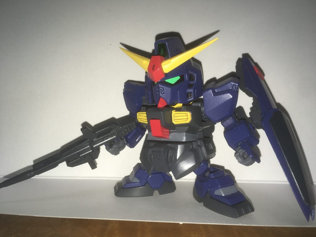 制作工程は白とほとんど変わらないのですが、一番苦労したのは、塗装。缶スプレーもなく、頼れるのはエアブラシだけ。なのでわざわざエアブラシのある工作スペースまで行って塗装してきました
ちなみに白の時に書き忘れたのですが、ツインアイは劇場版Zガンダムのカミーユ搭乗機を参考にしています