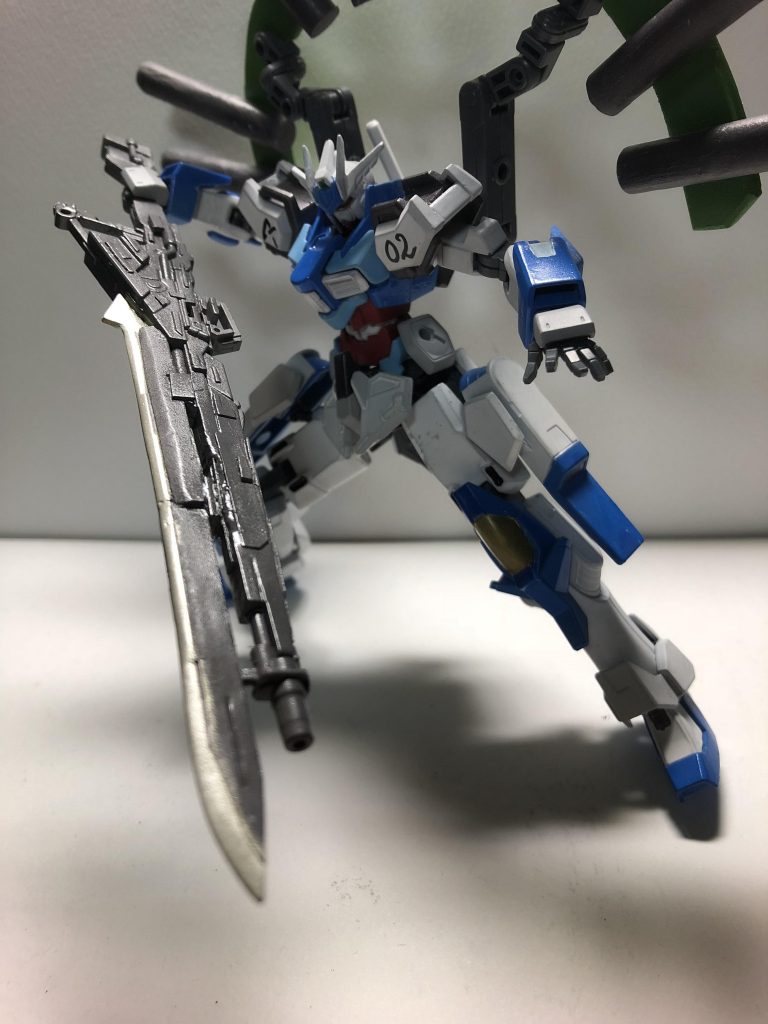 ロングライフルとしても大剣としても使うことができる。
上部の取っ手で両手持ちや逆手持ちも可能。