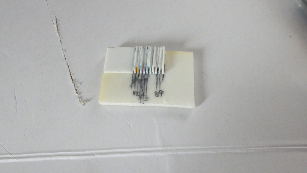 こんな治具を作ってマスキングテープを等間隔に切り出しました