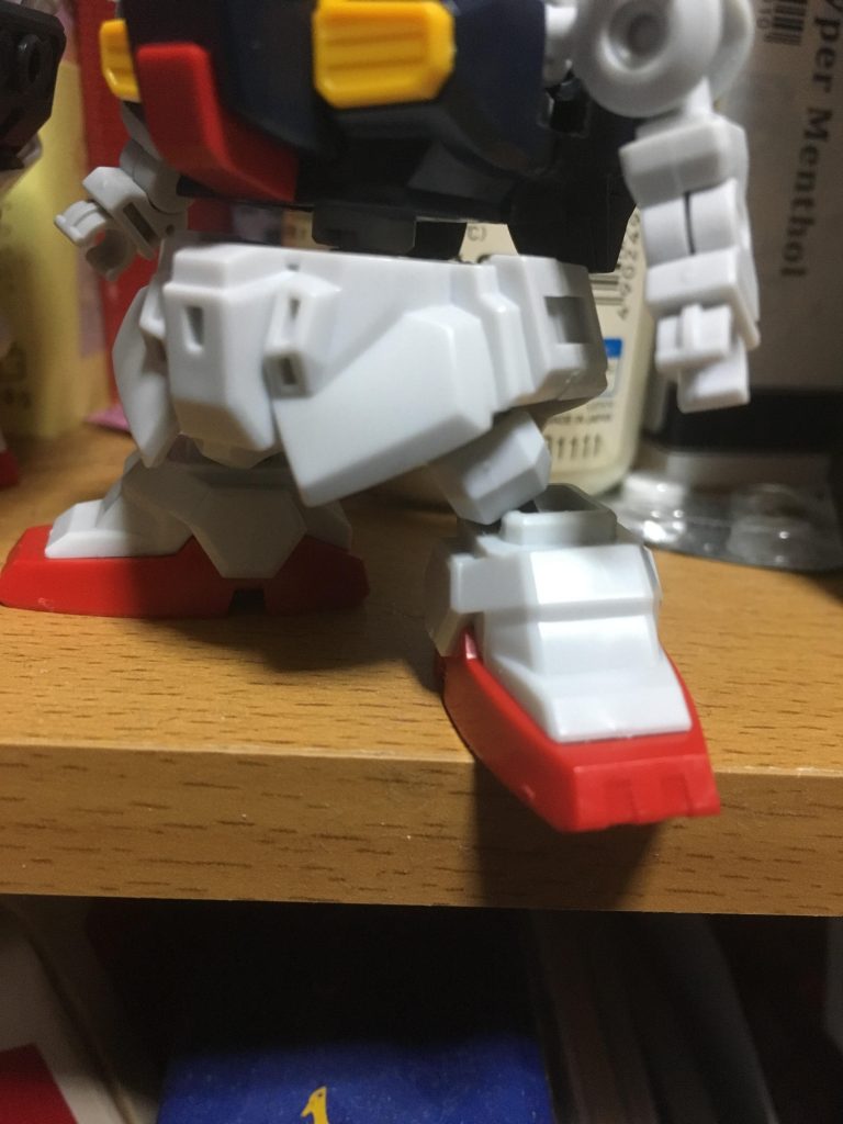 足はクロスシルエットCSフレームの太ももの部分を、輪っかの部分を切り取り、ピンバイスで穴を開けて使用しました。
足首にボールデンの3mmボール軸を使用し、繋げています。