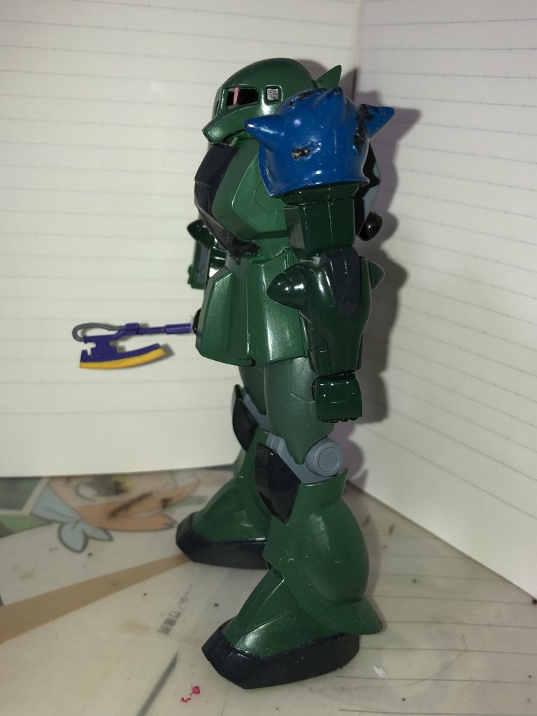 ヒートホークは旧キットザクⅡの物を使用、緩いためティッシュを噛ませてます。