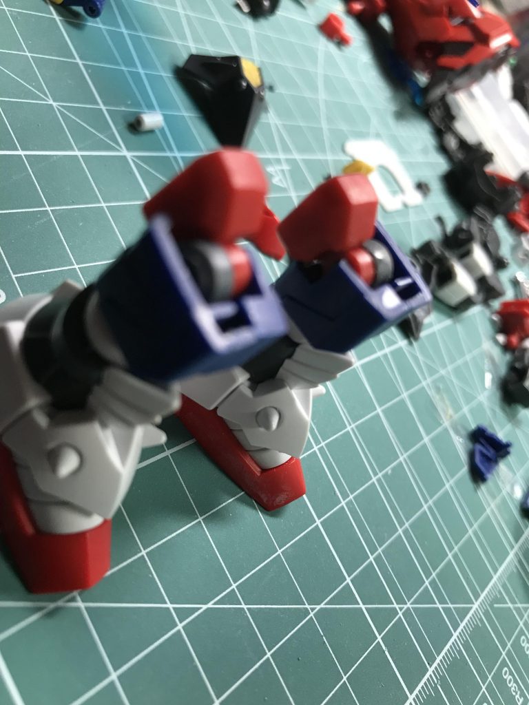 むき出しの関節をなんとか出来ないか考え
ジャンクのHGウイングガンダムの前腕装甲で太腿を作成