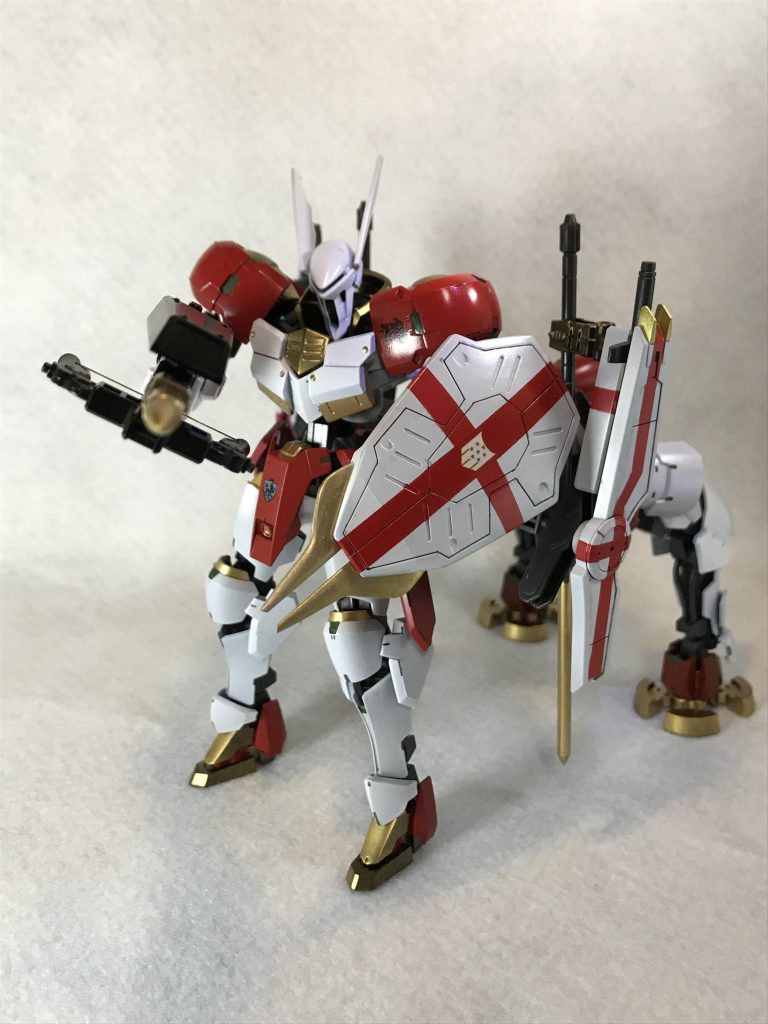 射撃武器のクロスボウガンは高硬度レアアロイでできた矢を放つ。
その為、威力は高いものの連射性能は低い。
シールド先端にはクローが装備されており、打突武器としても使用可能である。