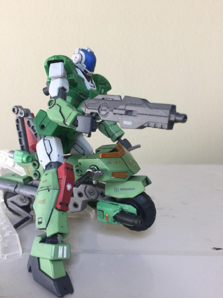 アーマードスーツを着て モスピーダに
乗り ビームライフルを 撃つ 右側の
アピールショットです。