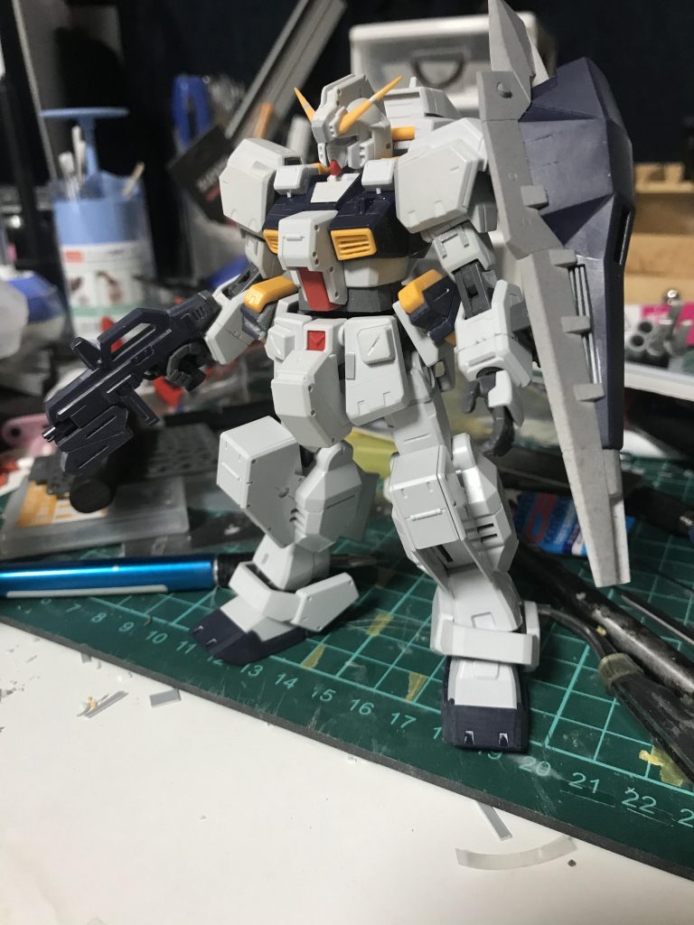 筋彫り追加、脚2mm延長、シールドブースターのスラスター追加等が主な工作です。